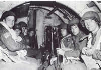 Soldats du 325th Glider dans un Horsa (42Ko)