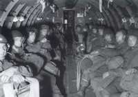 Parachutistes dans un C-47 (47Ko)