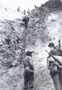 Climbing the Pointe du Hoc ( 64Ko )